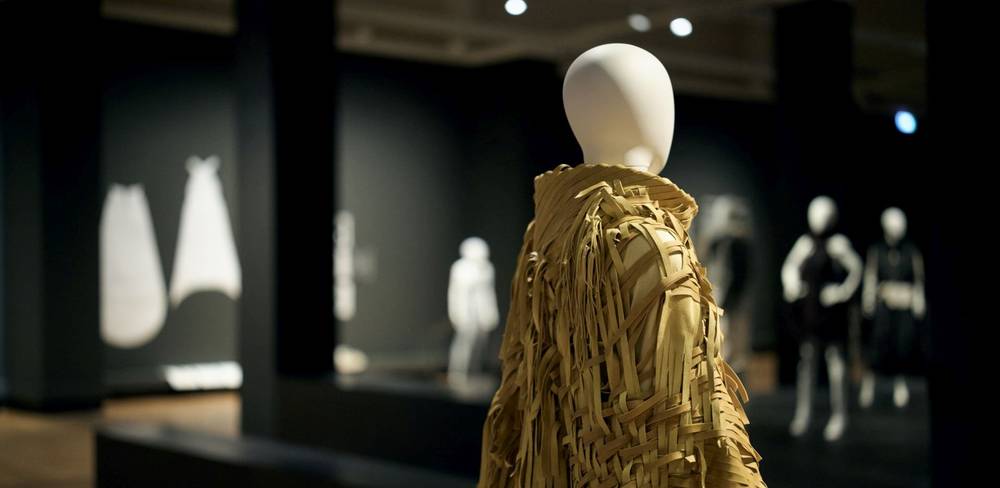 „Fashion x Craft: Echoes of Tomorrow“, Ausstellungsansicht, Gemäldegalerie 2025, Kollektion: V-Collective