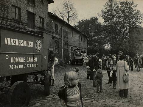 Fest auf der Domäne Dahlem, 1970er Jahre, Fotografie, 11,8 x 30,6 cm, © Domäne Dahlem