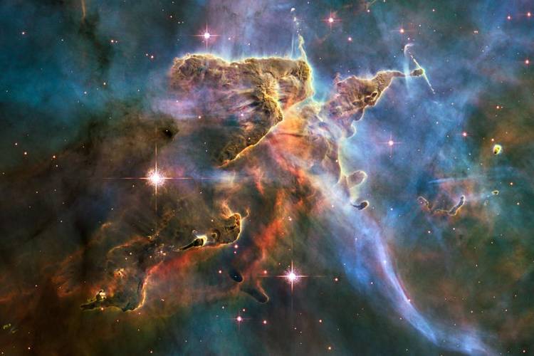 Spectacular "Landscape" in the Carina Nebula – Farbenprächtige Sternentstehungsregion mit leuchtendem Gas und Staubwolken im Weltall.