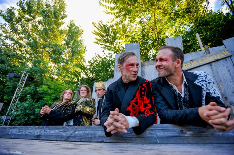 Globe Berlin: Urfaust – Auberbachs Keller: Mephisto (Henning Bormann), Faust (Adrian Stowasser)