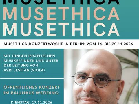 Musethica - Konzertsession - Klassik – Plakat mit Text "Musethica", Konzertdetails und Logo von Ballhaus Wedding. Person mit Brille hält eine Bratsche, credits: Carina Adam Photography.