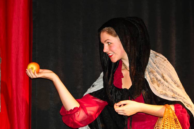 Schneewittchen – Auftritt der Stiefmutter mit Apfel: Szenenbild aus Schneewittchen vom Galli Theater Berlin