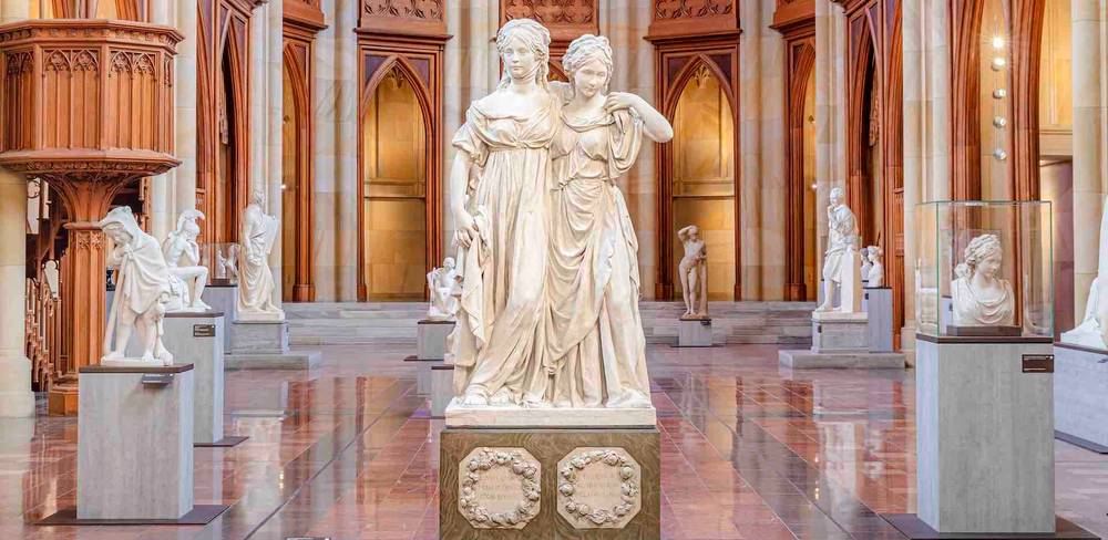 Ausstellungsansicht Ideal und Form, mit Doppelstandbild der Prinzessinnen Luise und Friederike von Preußen, sog. Prinzessinnengruppe von Johann Gottfried Schadow, 1795, Friedrichswerderschen Kirche, 2023