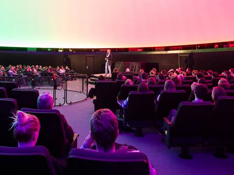 – Eine Show der Stiftung Planetariu Berlin, zusehen ist das Innere der Planetariumskuppel.