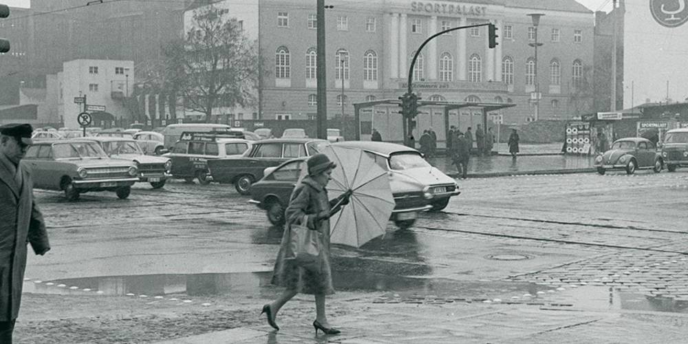 Straßenszene in Schöneberg aus dem Jahr 1967. Im Hintergrund ist der Sportpalast zu sehen, der 1973 abgerissen wurde. – Straßenszene in Schöneberg aus dem Jahr 1967. Im Hintergrund ist der Sportpalast zu sehen, der 1973 abgerissen wurde. Foto: Jürgen Henschel, Archiv Museen Tempelhof-Schöneberg