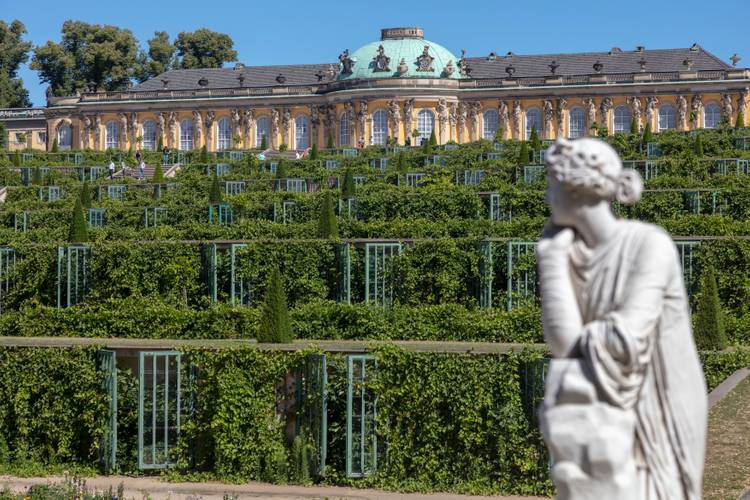 Schloss Sanssouci – Schloss Sanssouci, im Vordergrund einer der Skulpturen Fontänenrondells