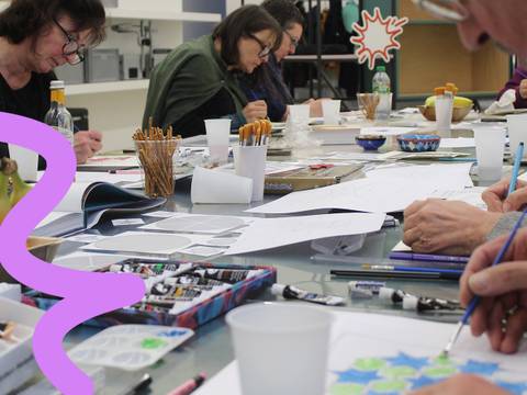 Teilnehmende erstellen geometrische Muster bei einem Workshop