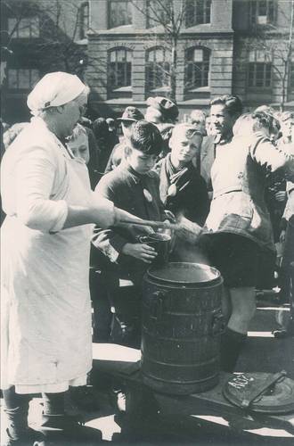 Schulspeisung in Reinickendorf in der Nachkriegszeit, um 1945, Foto Eva Szardenings © Archiv Museum Reinickendorf – Schulspeisung in Reinickendorf in der Nachkriegszeit, um 1945, Foto Eva Szardenings © Archiv Museum Reinickendorf