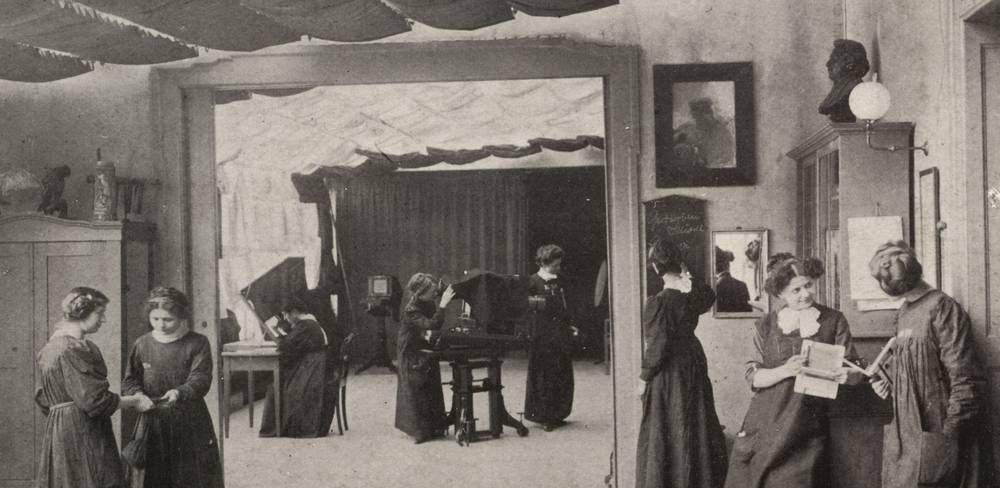 Unbekannt, „Die Ateliers der Photographischen Lehranstalt. Dem Unterricht dienen 6 Ateliers, von denen im Bilde die durch eine Schiebetür zu trennende Glasateliers dargestellt sind. In diesen Ateliers finden auch alljährlich die Staatlichen Gehilfenprüfungen für Photographen und Photographinnen der…