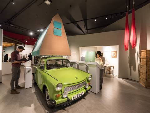 Blick in die Dauerausstellung "Alltag in der DDR" – Trabant mit Dachzelt in der Ausstellung "Alltag in der DDR"