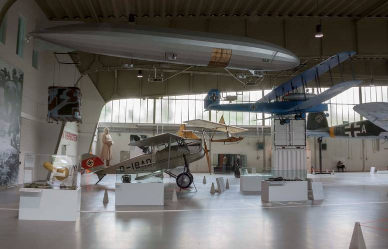 Blick in die Ausstellung "Zwischenlandung"