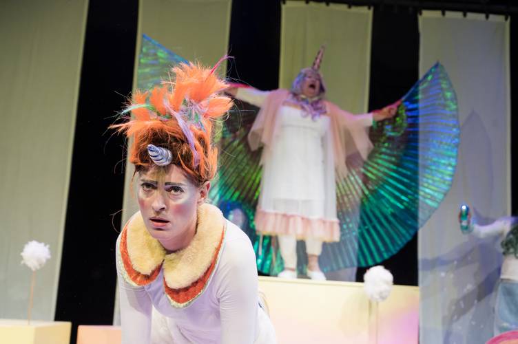 Das NEINhorn – Die Inszenierung vom "NEINhorn" lockt mit einem kunterbunten Bühnenbild und fantasievollen Kostümen.