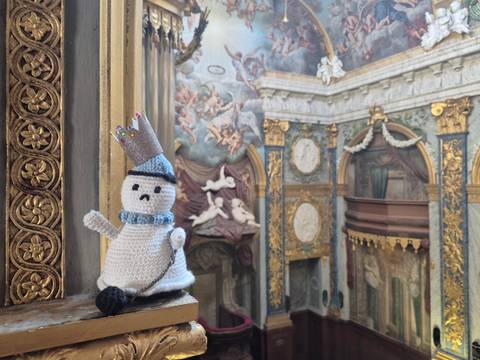 Schlossgespenst – Gehäkeltes Schlossgespenst in der Kapelle von Schloss Charlottenburg