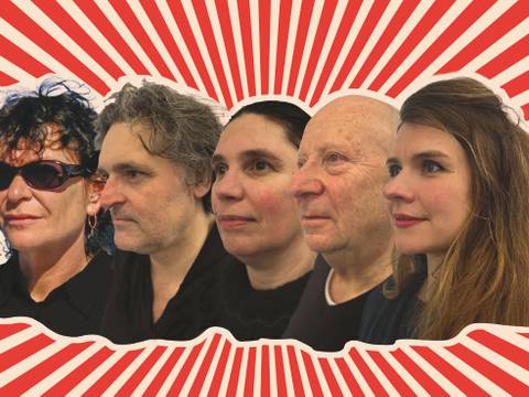  – Fünf Personen von links nach rechts vor einem rot-weiß gestreiften Hintergrund. Alle blicken nach rechts. Person links trägt Sonnenbrille.