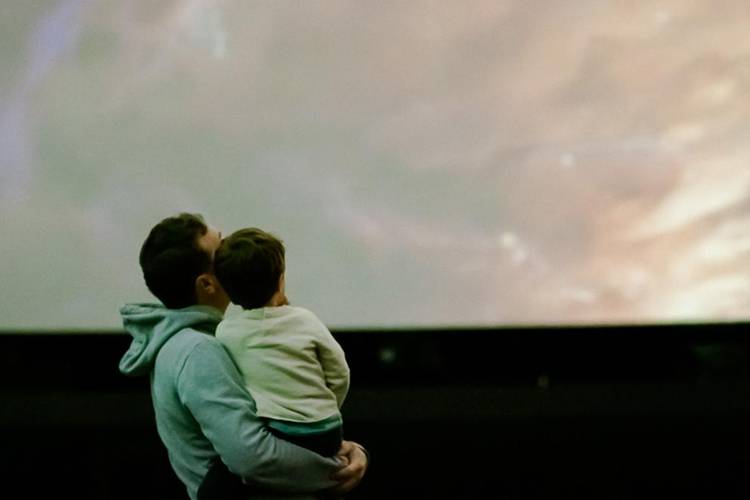 Mann mit Kind im Zeiss-Großplanetarium – Mann mit Kind im Zeiss-Großplanetarium | © SPB, Foto: Steffen Junghanß