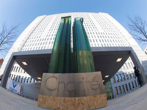 Haus der Charité mit einem Weitwinkel-Objektiv fotografiert