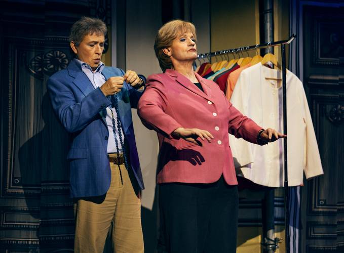 Der Blazer sitzt. Jetzt fehlt nur noch die Kette. Von li.: Tobias Bonn als Joachim Sauer, Christoph Marti als Miss Merkel.