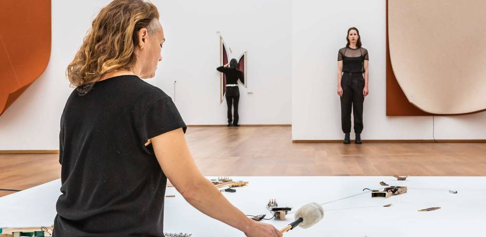 Naama Tsabar, Estuaries, Hamburger Bahnhof – Nationalgalerie der Gegenwart, 2024. Performanceansicht / Komponiert und aufgeführt von Julia Biłat, Gabriela Burdsall, Arone Dyer, Tatiana Heuman, Naïma Mazic, Rasha Nahas, Avishag Cohen Rodrigues, Sarah Strauss, Naama Tsabar.