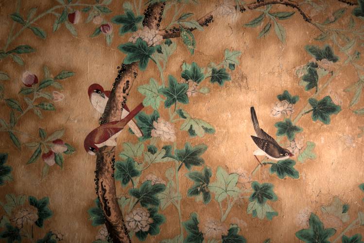 Schloss Rheinsberg, Detail der originalen chinesischen Papiertapete aus dem 18. Jahrhundert in der Chinesischen Kammer im Erdgeschoss – Detail der originalen chinesischen Papiertapete aus dem 18. Jahrhundert mit Vögeln und Blüten in der Chinesischen Kammer im Erdgeschoss von Schloss Rheinsberg