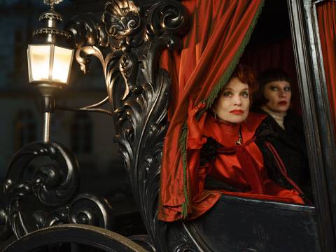 © Neue Visionen Filmverleih – Zwei Frauen in einem alten Auto, eine mit rotem Schal.