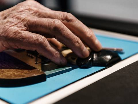 Berlinische Galerie, auf dem Weg zum barrierefreien Museum – Foto: Nahaufnahme einer Hand, die gerade ein Tast-Modell zu einem Werk der Dauerausstellung ertastet.