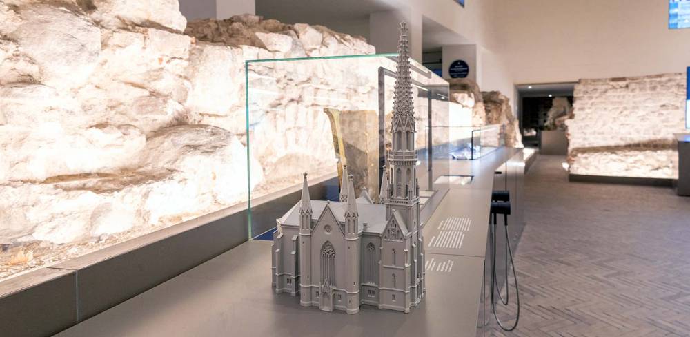 Bei den Führungen im Untergeschoss werden die verschiedenen Kirchenbauten des Petriplatzes thematisiert.