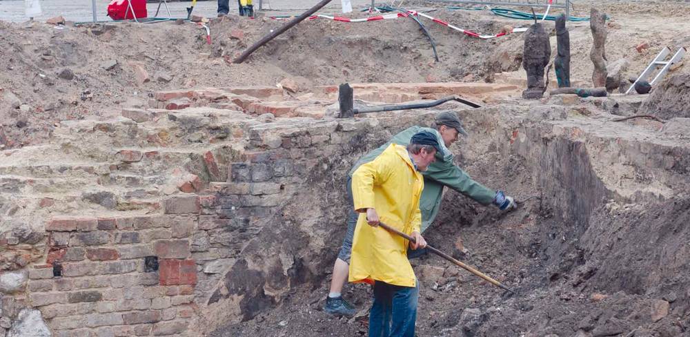 Ausgrabung im August 2010. Am Grubenrand rechts: Karel Niestrath, „Die Einfältigen“; Otto Baum, „Stehendes Mädchen“; Marg Moll, „Tänzerin“. Am Grubenrand Mitte: Otto Freundlich, „Kopf“
