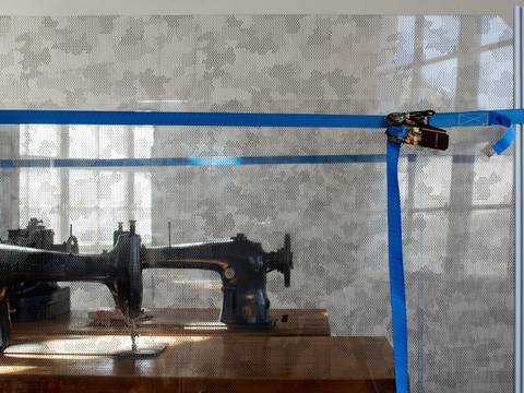 Ausstellungsansicht „Maschinen dröhnen, Nadel schleppt den Faden, scharfes Messer glänzt, schneidet entzwei und sticht“, Dominique Hurth, Mahn- und Gedenkstätte Ravensbrück, 2025