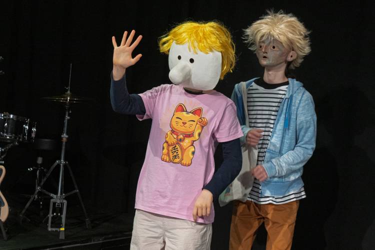 "Der Nase nach" - TheaterJugendClub Ensemble Angestrahlt