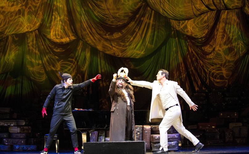 Das Rheingold – Derek Welton als Wotan, Thomas Blondelle als Loge, Markus Brück als Alberich Bernd Uhlig