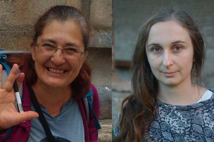 Zwei Personen; links lächelnd mit Brille und Stift, rechts neutral schauend mit langem Haar und Ohrring.