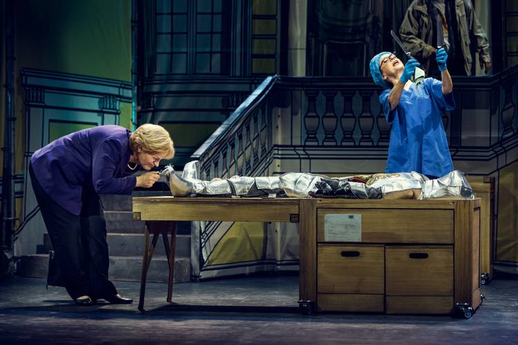 In der Pathologie. Von li.: Christoph Marti, Lilian Naef. Im Hintergrund: Max Gertsch.