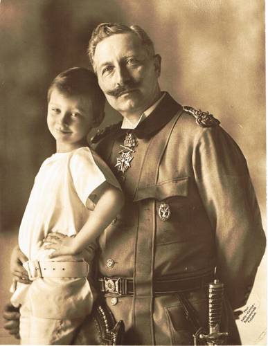 Kaiser Wilhelm II. mit Enkel Prinz Wihelm, Fotopostkarte – Kaiser Wilhelm II. mit Orden umarmt seinen ältesten Enkel, Fotopostkarte