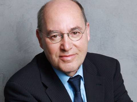 Gregor Gysi „Was Politiker nicht sagen“ – Person mit Brille und Glatze in Anzug mit Krawatte, vor grauem Hintergrund.