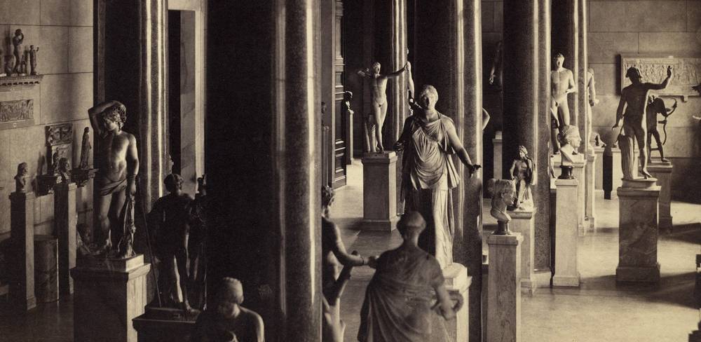 Historische Aufnahme der Antikensammlung im Alten Museum, mit der Statue der Artemis Colonna, ca. 1906/1907