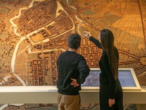 So klein war Berlin früher … Entlang von originalen Objekten, digitalen Medienstationen und großformatigen Modellen geht‘s in einer Stunde durch 800 Jahre Geschichte. © Stadtmuseum Berlin | Foto: Christian Kielmann – So klein war Berlin früher … Entlang von originalen Objekten, digitalen Medienstationen und großformatigen Modellen geht‘s in einer Stunde durch 800 Jahre Geschichte.