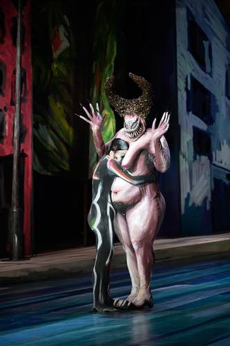 Antikrist – AJ Glueckert als Das Tier in Scharlach