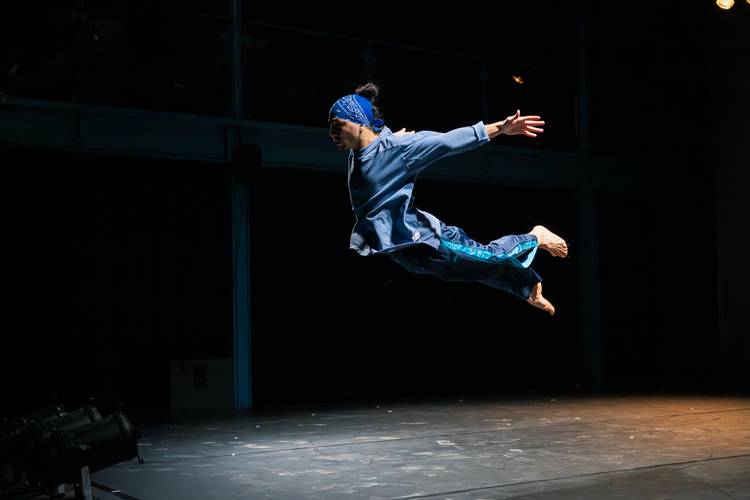 Jhow Mevryck fotografiert von René Löffler – ein Tänzer springt dynamisch in die Luft