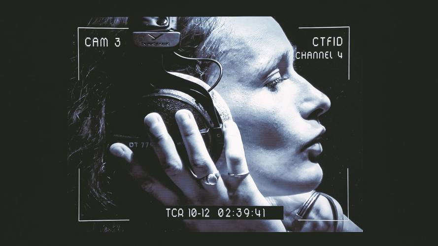 Stereophonic – Person seitlich, hält Kopfhörer an Ohr. Text: CAM 3, CTFID, CHANNEL 4, TCR 10-12 02:39:41, DT 77.
