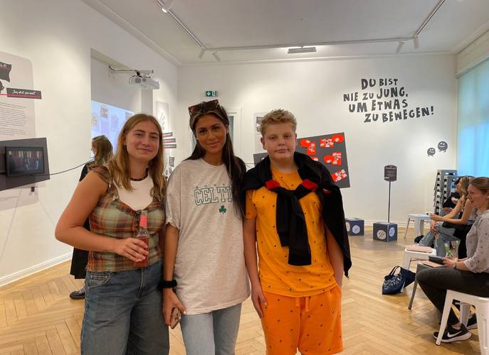 Tag der Demokratie im Jugend Museum – Jugendliche im SHOWROOM des Jugend Museum