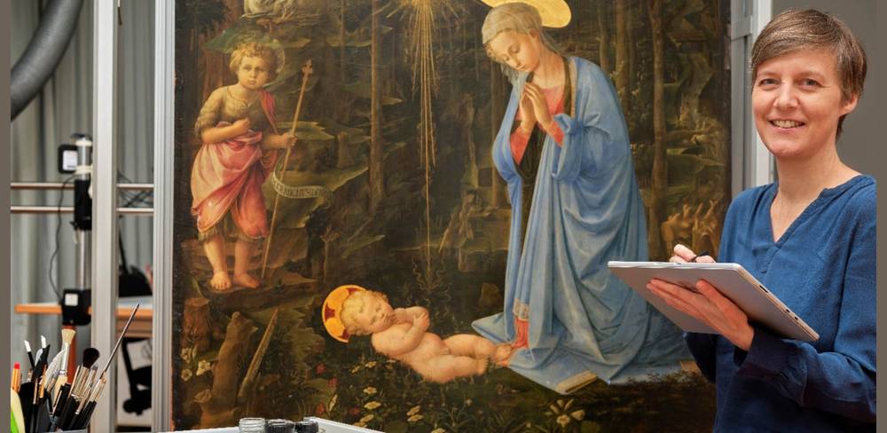 Anja Wolf vor dem Gemälde Maria das Kind verehrend – Die Anbetung im Walde von Filippo Lippi.