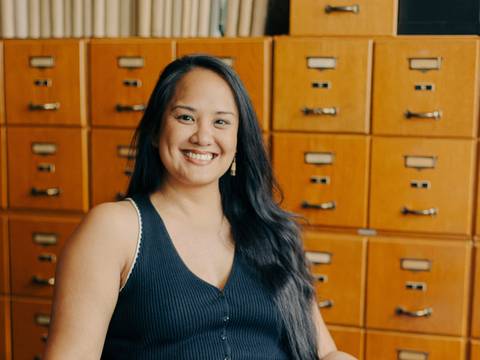 Porträt der hawaiianischen Künstlerin No'u Revilla während ihres Besuchs im Depot des Ethnologischen Museums in Dahlem