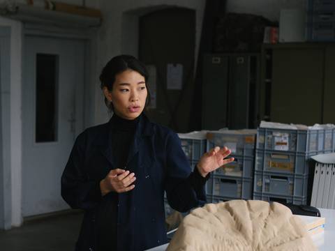 Porträt Jeewi Lee – Foto: Porträt der Künstlerin in ihrem Atelier.