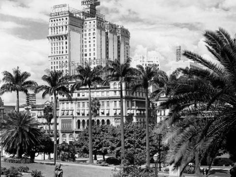 Keine traurigen Tropen: Ansicht von São Paulo mit dem Martinelli-Building, lange höchstes Gebäude Südamerikas, in den 1950ern. – Stadtansicht von São Paulo in den 1950er-Jahren mit Hochhäusern und Park im Vordergrund