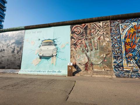 Die Gemälde "Test the Rest" und "Hands" an der East Side Gallery