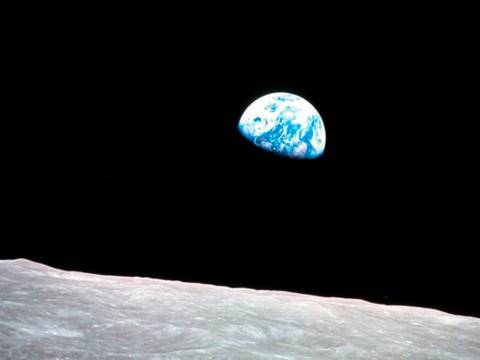 Blick auf die Erde vom Mond aus – Der blaue Planet Erde erhebt sich über der grauen Mondoberfläche vor schwarzem Weltraumhintergrund.