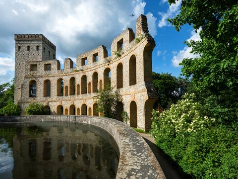 Ruinenberg mit Wasserbecken und Normannischem Turm – Ruinenberg mit Wasserbecken und Normannischem Turm