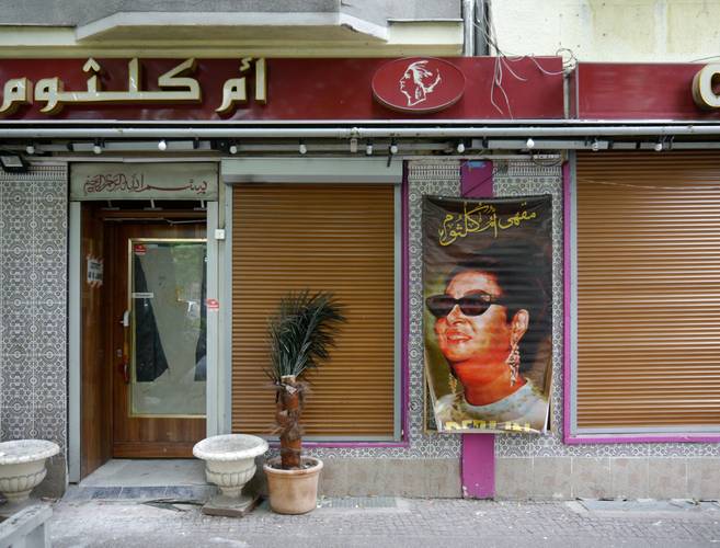 © Christine Kriegerowski – Ansicht eines Cafés mit einem Bild von Umm Kulthum angebracht an der Fassade.