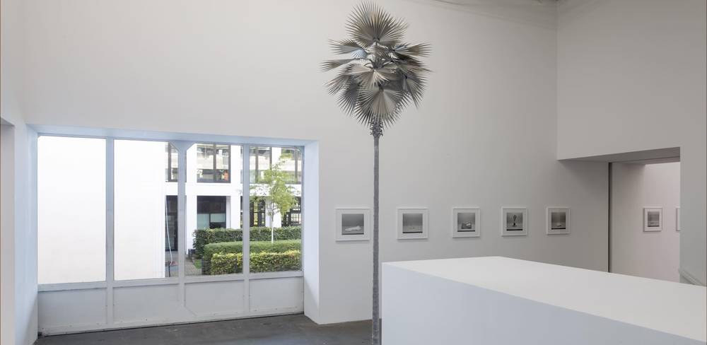 Ausstellungsansicht “Museum in Bewegung. Eine Sammlung für das 21. Jahrhundert”, Hamburger Bahnhof - Nationalgalerie der Gegenwart, abgebildet: David Zink Yi, Neusilber, 2009 und und Ricarda Roggan, Apokryphen, 2013-2019