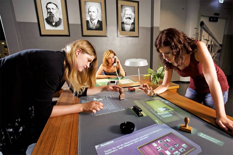 Parteischreibtisch mit Multitouch-Tisch – Parteischreibtisch mit Multitouch-Tisch